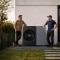 Op de foto is de buitenunit van de nieuwe Viessmann Vitocal-warmtepomp te zien tegen een witte achtergrond met schaduwen
