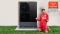 De foto toont een jubelende Thomas Müller voor een Vitocal 250-A