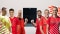 De afbeelding toont spelers van de mannen- en vrouwenteams van FC Bayern München.