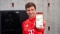 De afbeelding toont Thomas Müller met een smartphone in zijn hand als symbool voor maximale efficiëntie van Viessmann warmtepompen