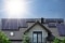 Foto van een woning met collectoren als symbool voor de combinatie van een warmtepomp met zonne-energie