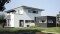 Afbeelding van een lichte, moderne nieuwe woning met een veranda.
