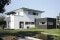 Afbeelding van een lichte, moderne nieuwe woning met een veranda.