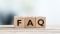 Kubussen met de letters FAQ